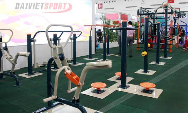Dụng cụ tập xoay eo ngoài trời