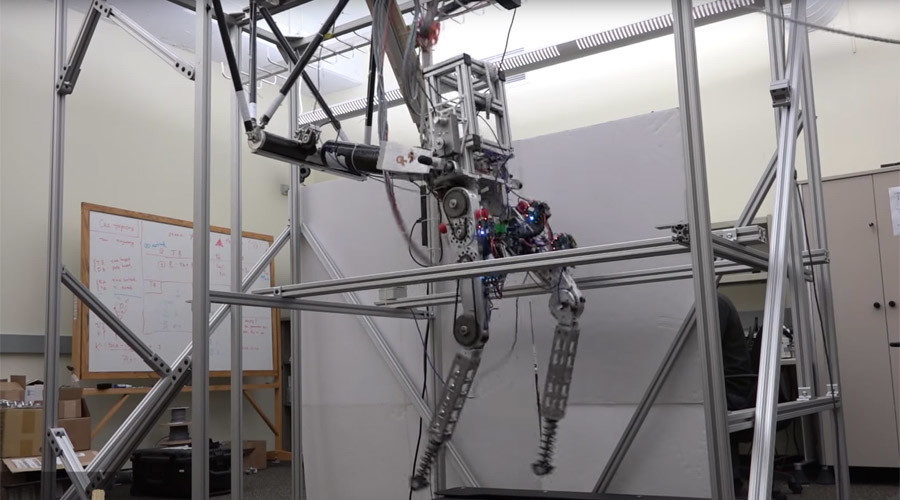 Robot tập luyện trên máy chạy bộ