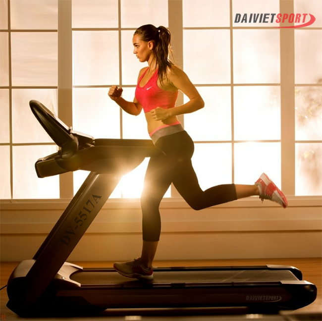 tập luyện với máy chạy bộ giúp bạn phòng chống viêm khớp