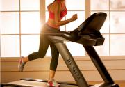 Tập thể dục giảm cân trên máy chạy bộ tại nhà