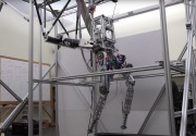 Robot tập luyện trên máy chạy bộ
